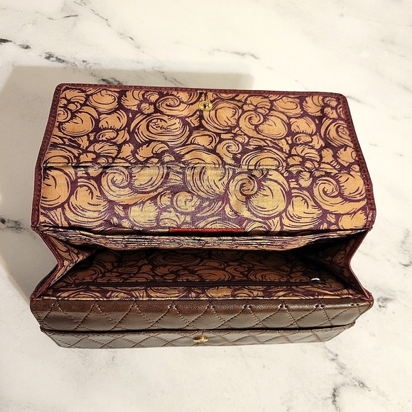 Unique HOBO The Original Burgandy Embossed with Brown Quilted Contrast Wallet - Picture 5 of 13